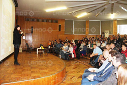 tri sekreta kak nauchitsya vystupat pered publikoj
